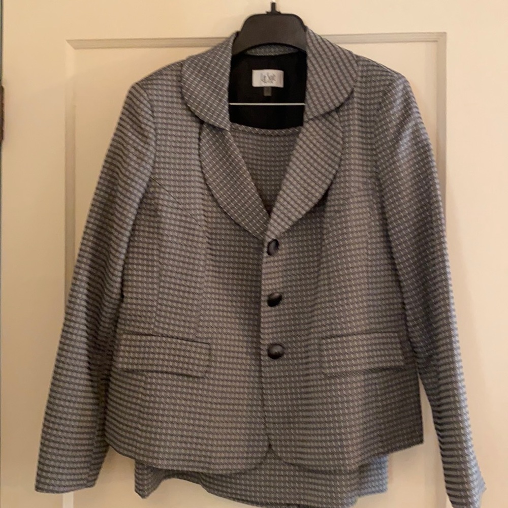 Brand new Suit with skirt. Gorgeous!